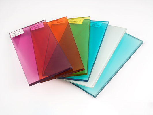 Vidrio laminado con cable